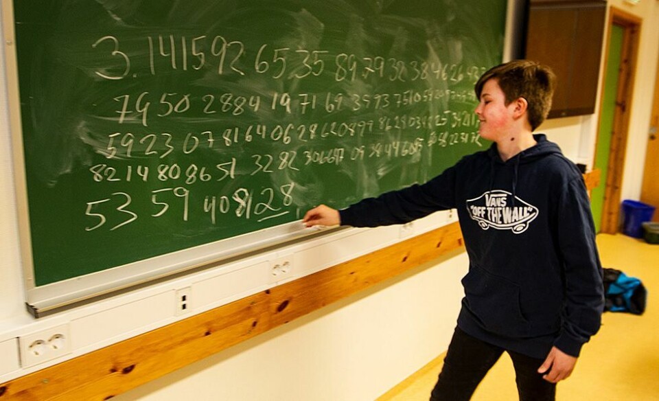 Martin (14) tar 150 desimaler på strak arm