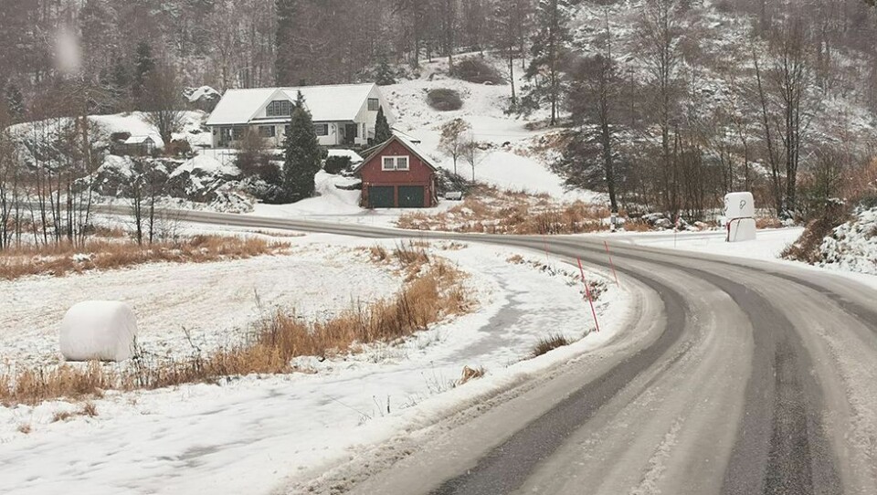 Melder om glatte og sleipe veier i distriktet