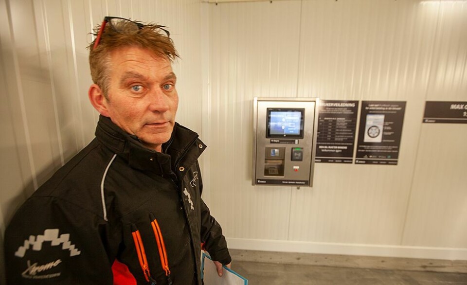 Åpner bilvaskeanlegg med kake og snorklipp