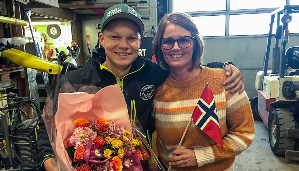 - Jeg har fulgt med på Markus sin utvikling. Han er motivert, lærevillig, blid og ikke minst veldig flink, sa Hege Tønnessen etter at hun hadde overrakt en velfortjent blomsterbukett til Markus. (Foto: Arild Hansen).