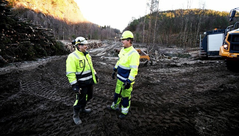 Ny vei om fire år: Geir Kvernvik som kjører tip truck og dumper for AF Gruppen i samtale med Nye Veiers Nils Bernt Rinde i Dyredalen. Her kommer E 39 til å gå gjennom om fire år. (Foto: Jens Saanum Bessesen/l-a.no)