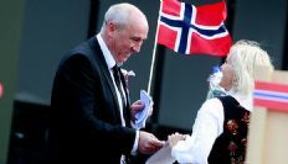 17. mai-komiteens leder Tom Løchen takker Tone Martha Sødal. (Foto: Nicolai Prebensen)