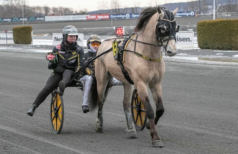Tangen Bork samme med seierskusk Tom Erik Solberg og assistenttrener Sandra Svang Gjeruldsen.