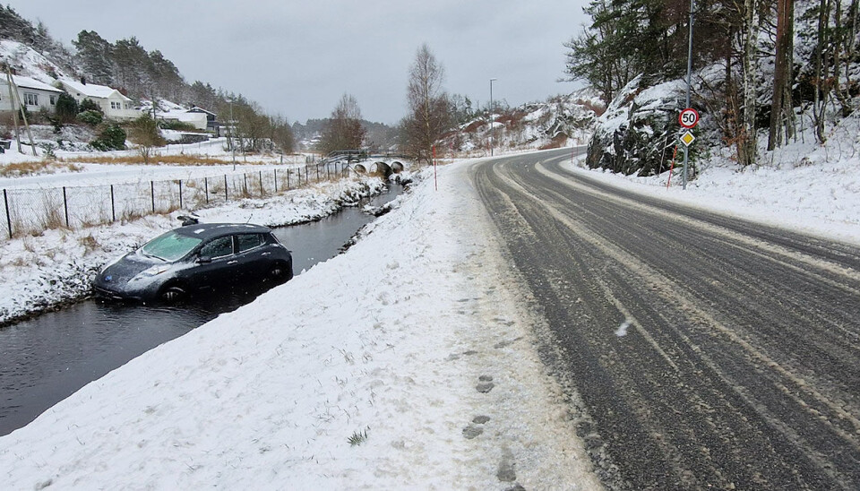 Denne personbilen havnet i bekken langs Leireveien torsdag.