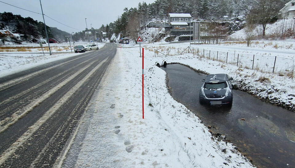 Personbilen havnet i bekken langs Leireveien i Søgne torsdag.