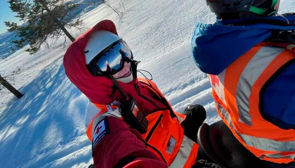 Søgne Røde Kors hjelpekorps er på plass på Bortelid nok en påske. Skuterfører Espen Aksnes og Sunniva Aksnes i fjellet i vinterferien.