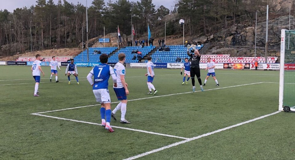 Notoddens keeper har full kontroll på et Fløy-innlegg etter et kvarters spill.
