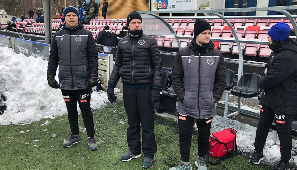 Det smakte sikkert litt ekstra godt med en seier for Fløys trenerteam i det sure været på øya fredag kveld. Fra venstre Lars Kristian Pedersen, Joey Hardarson og Marius Kjørvik Johansen