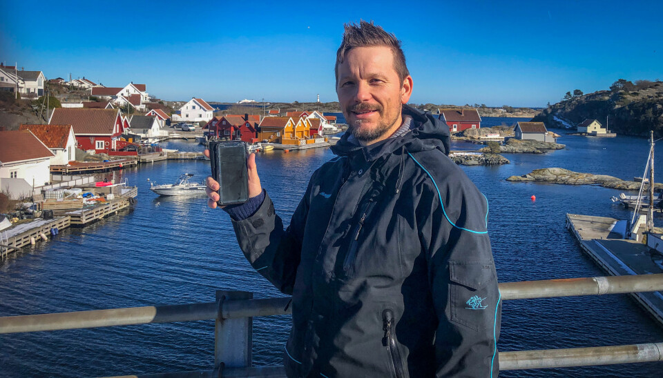 Fredrik Elvatun har lagt opp til et spennende påskearrangement på Flekkerøy. Her er han fotografert med en quiz-oppgave på broa over til Geiderøya.