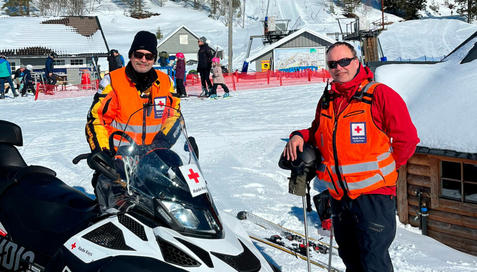 Pål Andersen og Roger Mortensen fra Søgne Røde Kors Hjelpekorps er klare til å bistå skiturister som måtte ha behov for assistanse.