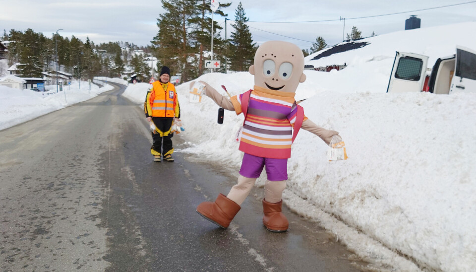 Pål Andersen og Henry delte ut påskeposer til hyttefolket på vei opp til Bortelid.