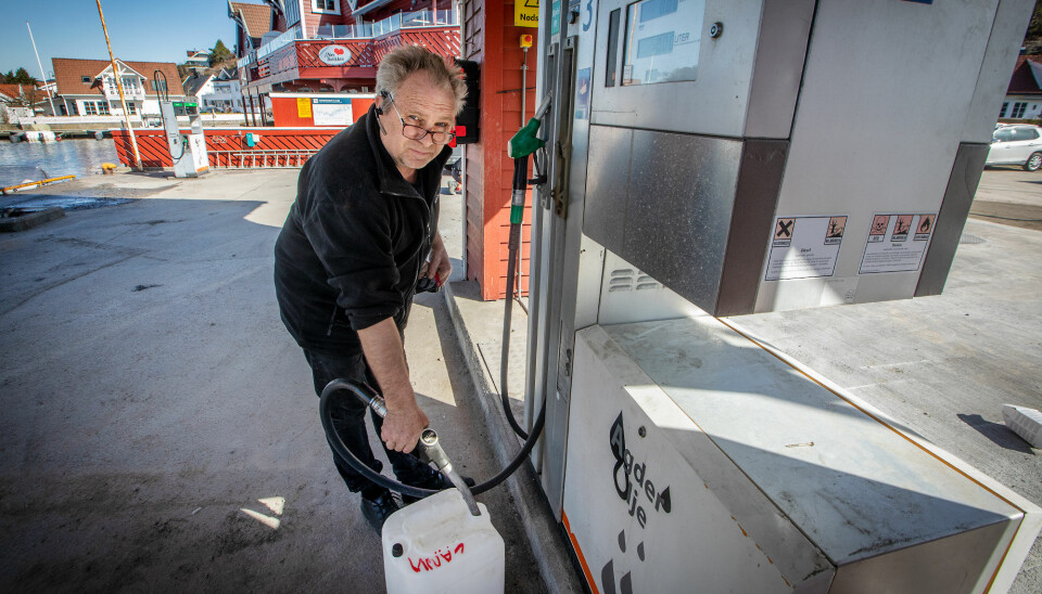 Drivstoffansvarlig i Kemtek, Ole Dversnes var onsdag ettermiddag snart klar for å prøvekjøre pumpene på Høllebrygga. Disse skal byttes med nye like etter påske.