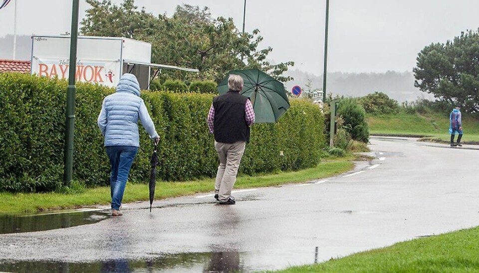 Mandag er det i følge prognosene slutt på finværet. Da kan det være lurt å finne frem paraplyen igjen.
