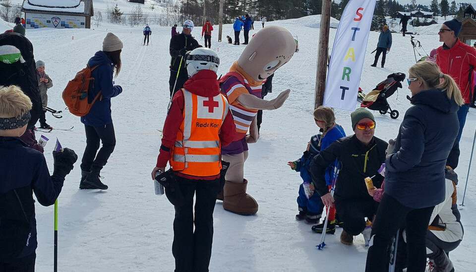 Henry er på plass på skisenteret og hilser på store og små.