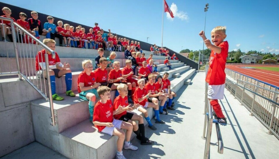 Tias (7) fikk liv i deltakerne som forsanger og dirigent til «Danse på bordet» like før avslutningen av fotballskolen i 2022.