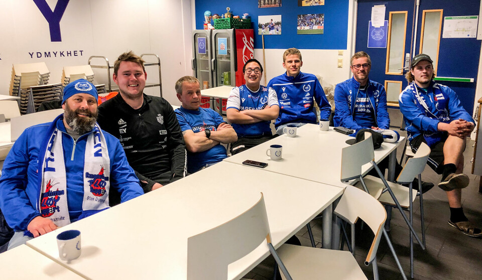 En del av Rægestimen så sesongåpningen mot VIF2 på storskjerm i klubbrommet. Fra venstre Richard Tørressen, Arne Andås, Kenneth Vestberg, Uy Le Vu, Daniel Kulien, Stig Vato Opseth og Ole Jørgen Johanson.