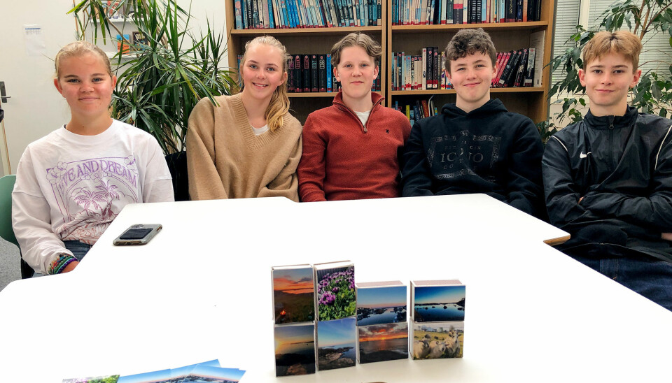 Dette femkløveret med ungdommer kaller bedriften sin for «Fyr». De har sjøl tatt masse bilder med motiver fra Flekkerøy, som de har festet på fyrstikkesker. Du ser noen av dem i forkant på bildet. Fra venstre Milla Andås, Kirsten Iversen, Erlend Kleggetveit, Jonatan Løvås og Joel Rosenvinge. Dette femkløveret med ungdommer kaller bedriften sin for «Fyr». De har sjøl tatt masse bilder med motiver fra Flekkerøy, som de har festet på fyrstikkesker. Du ser noen av dem i forkant på bildet. Fra venstre Milla Andås, Kirsten Iversen, Erlend Kleggetveit, Jonatan Løvås og Joel Rosenvinge.
