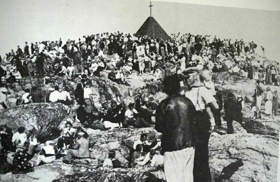 Bildet er tilsendt N247 av lokalhistoriker Jostein Andreassen og viser at forliset gjorde et voldsomt inntrykk på kystfolket. Bildet er tatt da minnesmerket ble satt opp.
