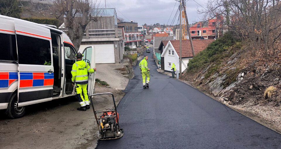 En del av den smale veien som smyger seg gjennom Vragesløyfen på Flekkerøy ble asfaltert fredag.