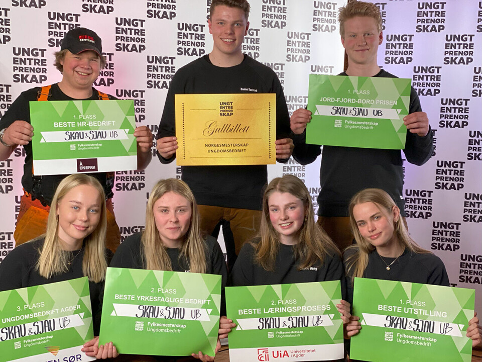 Hele seks priser i tillegg til gullbillett kunne elevbedriften Skau og Sjau ta med seg fra fylkesmesterskapet i Ungt Entreprenørskap. Tobias er øverst til venstre i bildet.