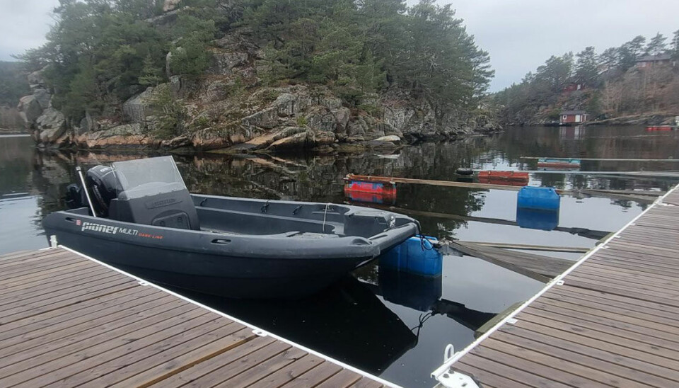 KBR Søgne og Songdalens mannskaper har tatt båten inn til Trysnes brygge hvor den nå ligger trygt.