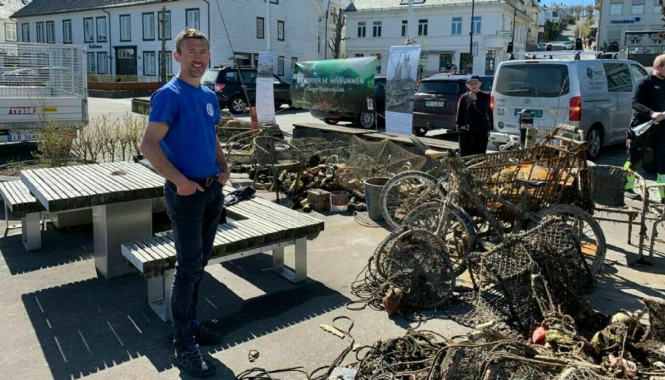 Bildet er fra fjorårets havmonsteruke hvor leder i Søgne Dykkerklubb, Karl Klungland er på torvet i Farsund med noe av spøkelsesredskapene og søppelet som de frivillige hadde ryddet på havbunnen.