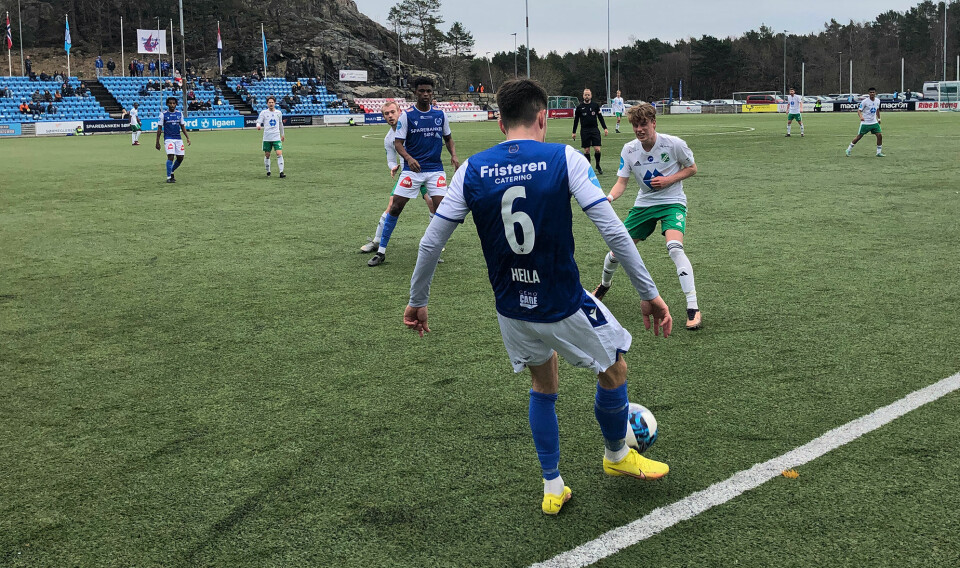 Fløy-spiller Anders Helle i aksjon på egen banehalvdel søndag ettermiddag.