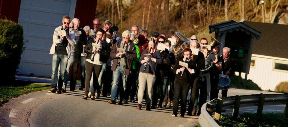 Søgne musikkorps skal øve på spilling og marsjering til 17. mai mandag kveld og inviterer bygdefolket til å komme for å høre på. Bildet er fra et tidligere vårslepp.