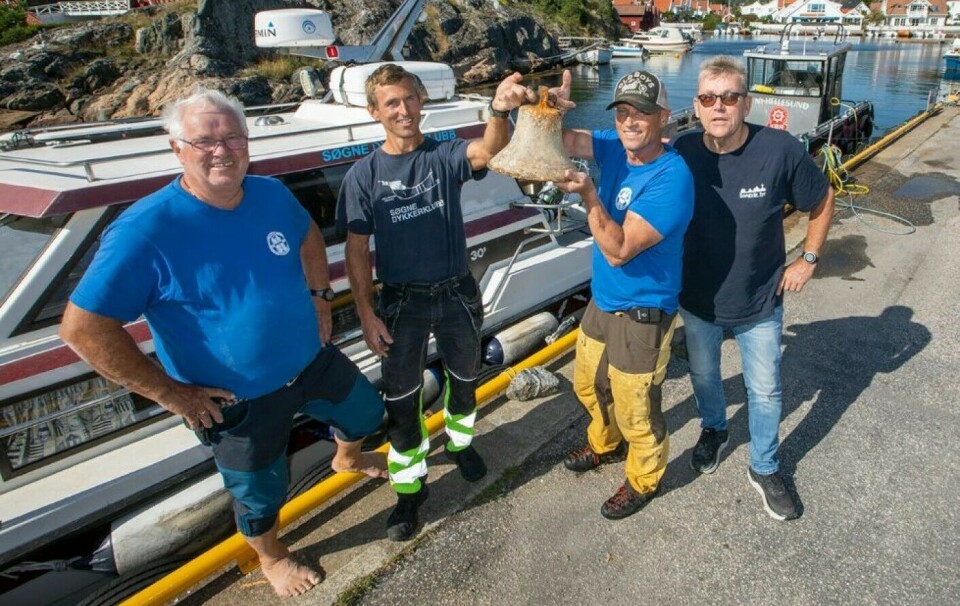 Bildet er fra 2022 da dykkere hadde hentet opp skipsklokka til MS Karmøy. F.v.: Geir Smebøle, Karl Klungland, Jan Kristoffersen og Frank Larsen.