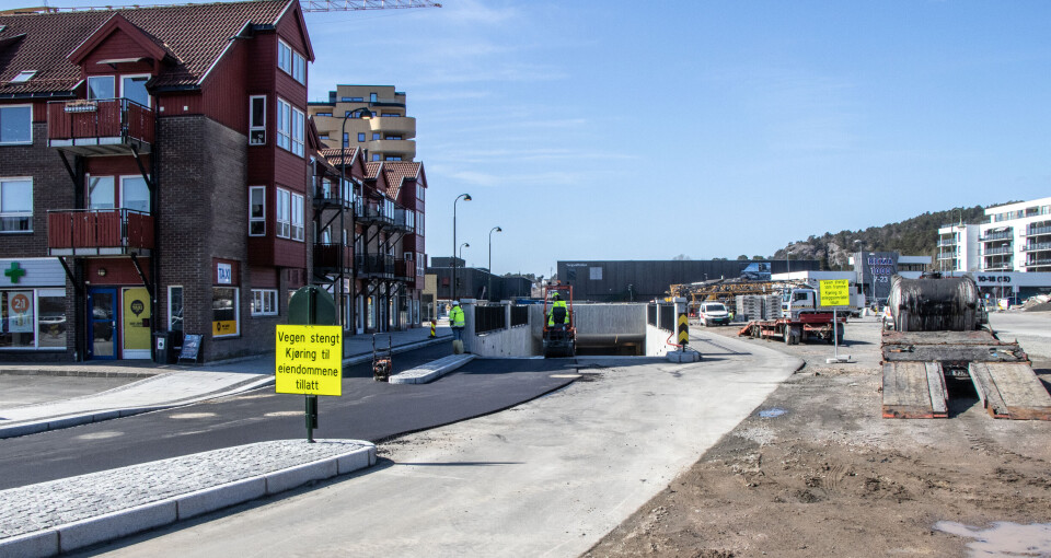 Asfaltering ved nordre nedkjørsel til parkeringskjeller under Tangvall Arena. Asfaltering ved nordre nedkjørsel til parkeringskjeller under Tangvall Arena.