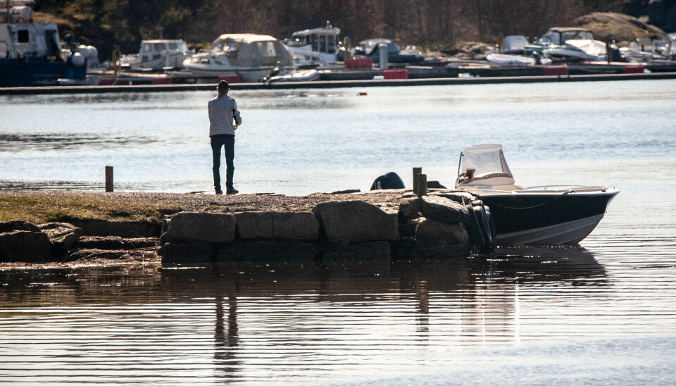 Torvefjorden mandag ettermiddag. En kar satser på fiskelykke ved båtrampa i Vaglen.