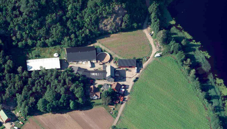 Gården til Eikaas ligger innerst i Sommerveien i Søgne, ikke langt fra Søgne gamle prestegård og like ved Tjomsevannet.