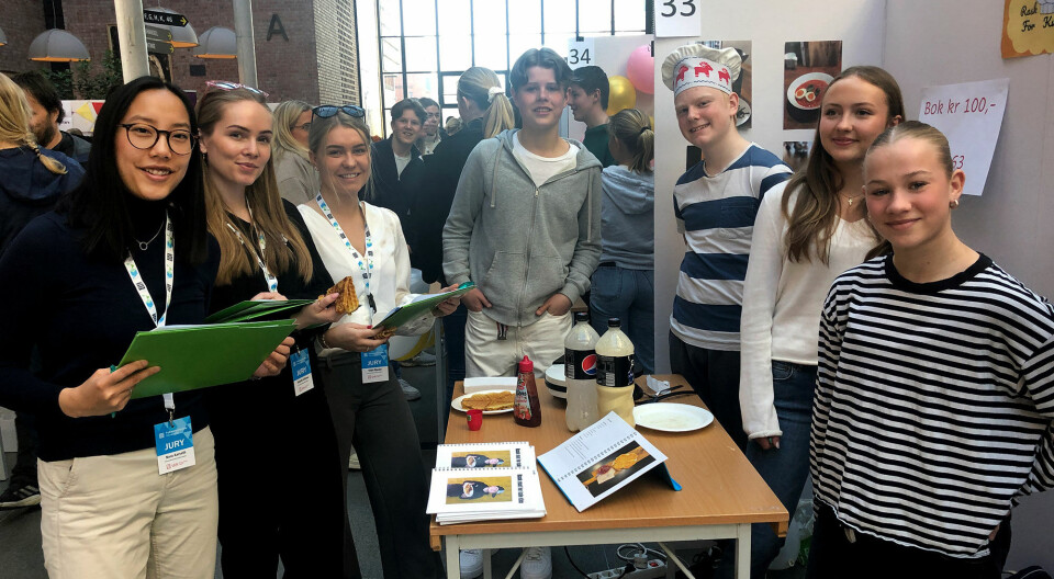 Elever ved Lindebøskauen skole får besøk av jurymedlemmer Nora Aaørseth, Amalie Ullenes og Vilde Apneseth Bjørgo. Til høyre står elevene Renate Nilsen, Sarah Andreassen, Mattias Bjørndal Kristiansen og Eirik Baasland Eggum.