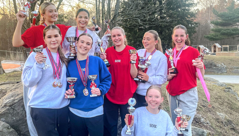 Oppe fra venstre Ronja Bjørnestad, Arielle Rogers Rad 2 venstre Andrea Aastorp, Eva Cecilia Ingebrigtsen, Helene Brastad, Tomine Nesheim, Alida Benjaminson, Mathea Vassnes I tillegg skal Angelica Røv og Janita Hansen delta (ikke avbildet). Jentene er i aldersgruppe fra ungdomsskole til videregående.