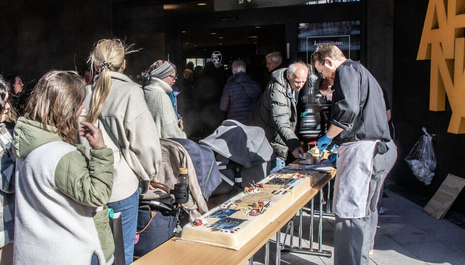 Servering av marsipankake fra Edgars Bakeri på åpningsdagen til Tangvall Arena. Servering av marsipankake fra Edgars Bakeri på åpningsdagen til Tangvall Arena.