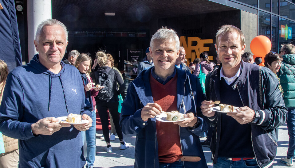 Gunnar Engebu, Ole J. Bueklev og Bjørn Spehansen smaker på marsipankake fra Edgars bakeri. Gunnar Engebu, Ole J. Bueklev og Bjørn Spehansen smaker på marsipankake fra Edgars bakeri.
