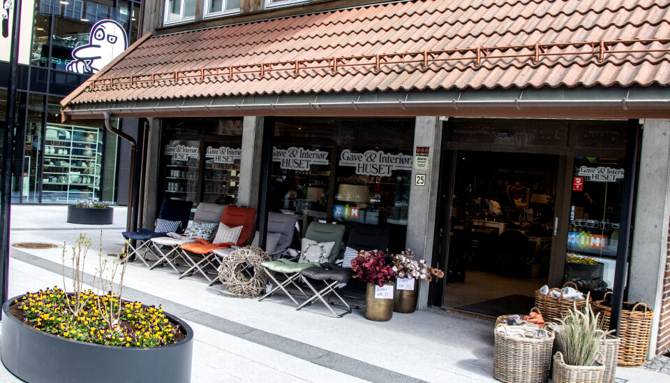 Gave og Interiørhuset har endelig fått igjen sin hovedinngang og ser frem til livlig handel med masse folk i gatene igjen. Gave og Interiørhuset har endelig fått igjen sin hovedinngang og ser frem til livlig handel med masse folk i gatene igjen.