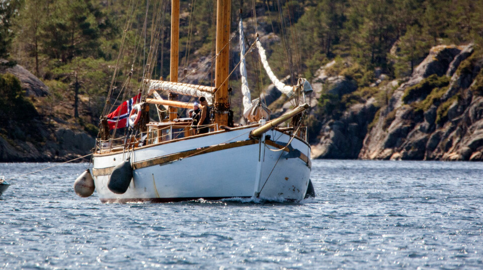 Fryden, en 54 fot lang Risørskøyte på snarvisitt i Høllen for en is på brygga før turen videre gikk til Olavsundet og overnatting på svai. Ombord var lærere og elever fra Kristiansand folkehøyskole. Fryden ble bygget ved Røed båtbyggeri ved Risør i 1928. Den ble bygget som fiskefartøyet Terje Vigen og drives i dag av Kristiansand Folkehøyskole.