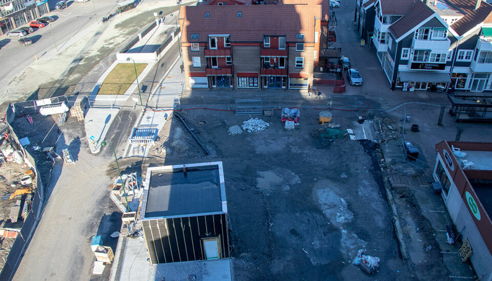 Grusplassen oppe til venstre i bildet skal bli en del av ny kollektivterminal. Som et midlertidig tiltak før terminalen påbegynnes blir plassen nå asfaltert. Grusplassen oppe til venstre i bildet skal bli en del av ny kollektivterminal. Som et midlertidig tiltak før terminalen påbegynnes blir plassen nå asfaltert.