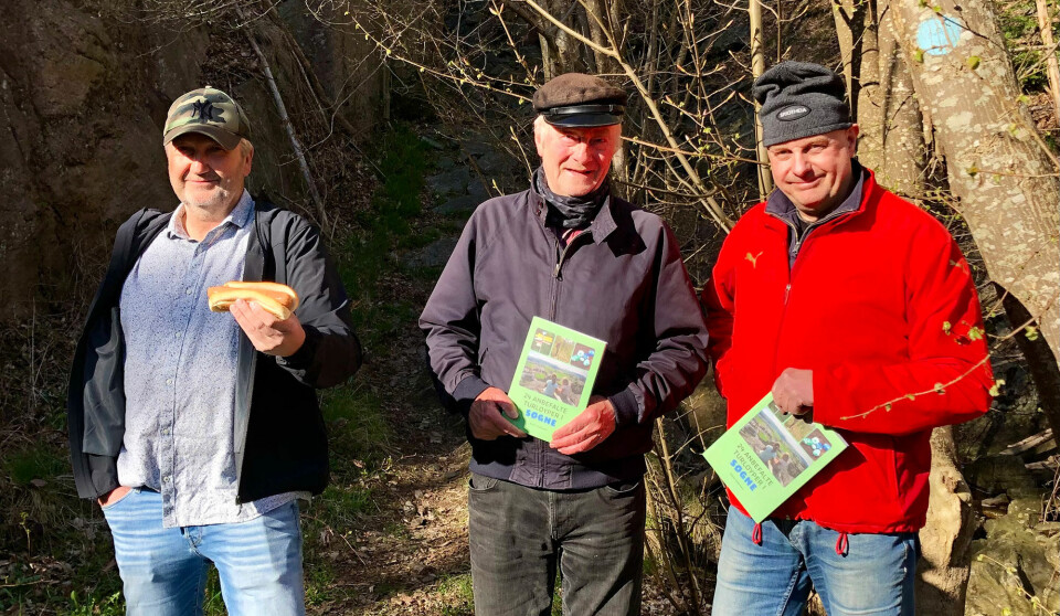 Kjell Svenning og Pål Andersen i Spjotheia velforening sammen årets turprisvinner Jostein Andreassen i midten.