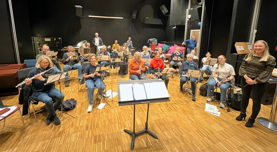 Tidligere i denne uken var det øvelse inne i ungdomsskolens aula. Her var det en blanding av veteraner og musikanter i dagens skolekorps. Til høyre på bildet står Kristine A. Rivenes