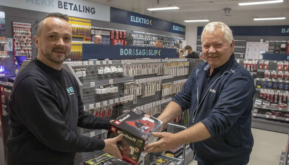 Kunde Bjørn Thorsen får hjelp av innehaver Morten Bø til å finne nok et nytt verktøy å ta meg seg hjem til Trysnes. Kunde Bjørn Thorsen får hjelp av innehaver Morten Bø til å finne nok et nytt verktøy å ta meg seg hjem til Trysnes.