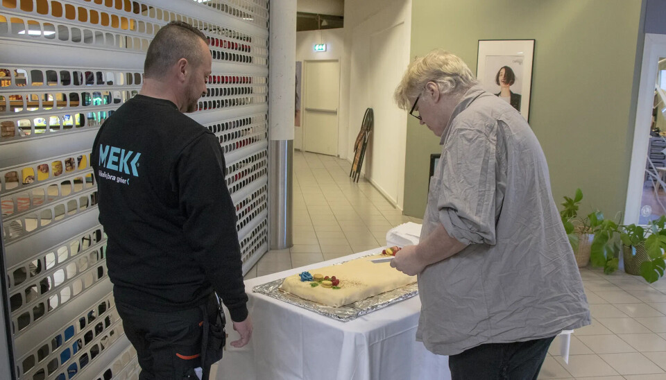 Kaka som Morten Bø her byr frem til kundene er laget av kompanjong Anders Tjelta for anledningen. Kaka som Morten Bø her byr frem til kundene er laget av kompanjong Anders Tjelta for anledningen.