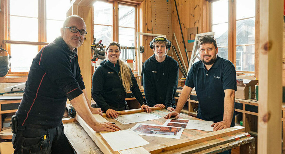 De ansatte ved Drange snekkerverksted. F.v.: Helge Ingebretsen, Vilde Drange, Leon Skaiå og Stig Drange.