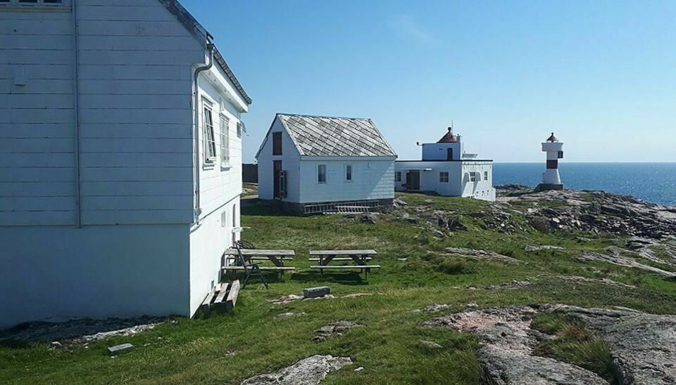 Songvår fyrstasjon på Hellersøy i Søgne-skjærgården. Songvår fyrstasjon på Hellersøy i Søgne-skjærgården.