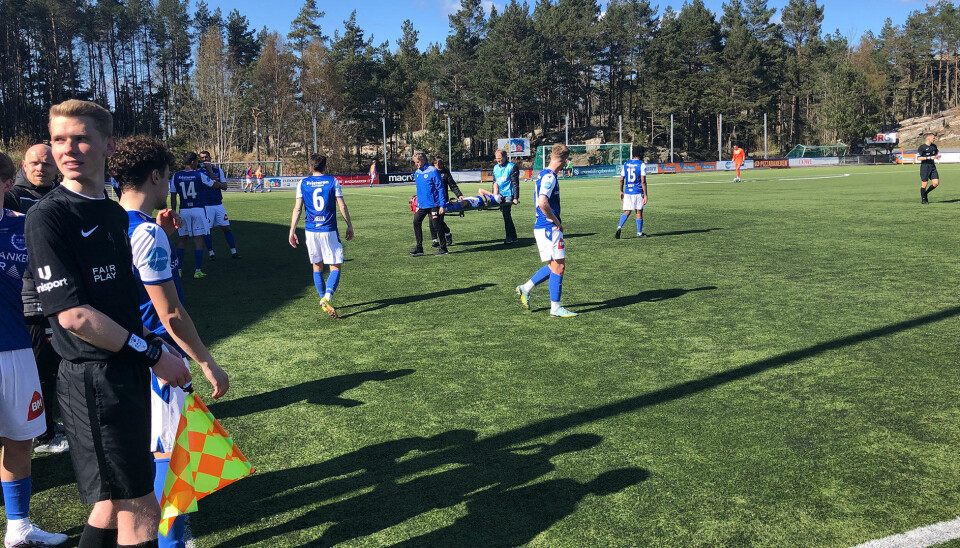 Altin Ujkani fikk seg en lei smell utover i andre omgang, og måtte bæres ut på båre. Altin Ujkani fikk seg en lei smell utover i andre omgang, og måtte bæres ut på båre.