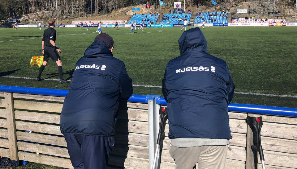 - Vi blir jo rundspilt av Fløy nå, sa en av de ivrige Kjelsås-supporterne som utover i andre omgang flyttet seg ned til gjerde ved deres egen laglederbenk. Uten at det hjalp noe særlig. - Vi blir jo rundspilt av Fløy nå, sa en av de ivrige Kjelsås-supporterne som utover i andre omgang flyttet seg ned til gjerde ved deres egen laglederbenk. Uten at det hjalp noe særlig.