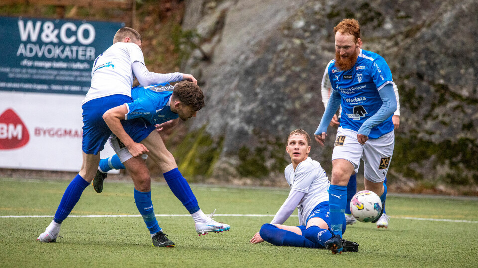 Søgne FKs herrer møter Trauma hjemme på Toyota-banen mandag kveld. Bildet er fra seriekampen mot Froland 15. april hvor Jarle Rogstad (med ball) var én av i alt seks målscorere i storseieren mot laget fra gamle Aust-Agder.
