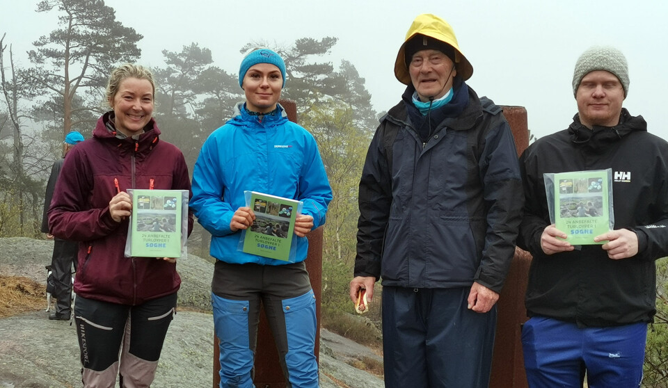 Christel Hafredal ( fra venstre), Silje Hilton og Magnus Pettersen vant alle tur-bok signert av Jostein Andreassen.