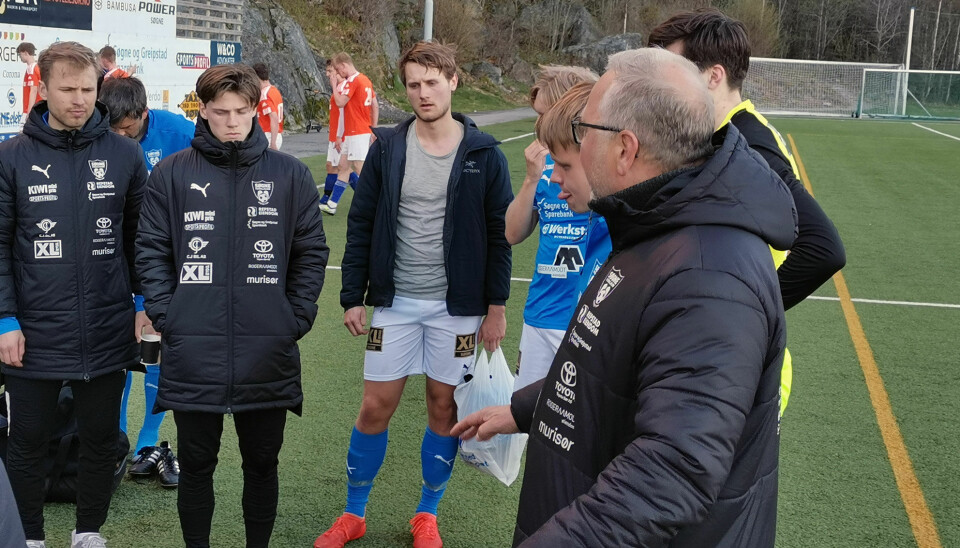 Søgne-trener Thor-Jostein Dyrnes samlet spillerne til en alvors-prat etter kampslutt.